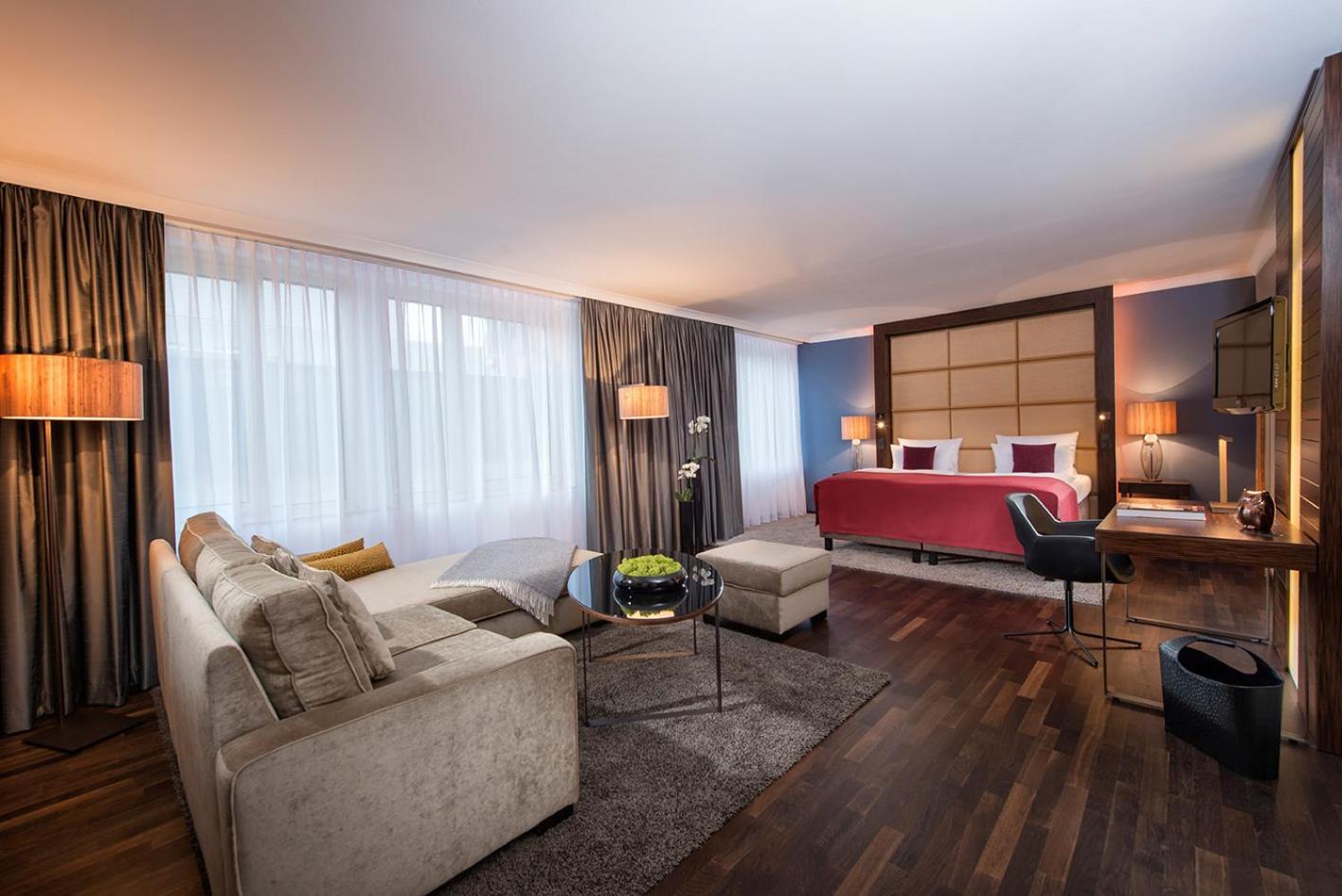 Junior Suite Club Lounge Access